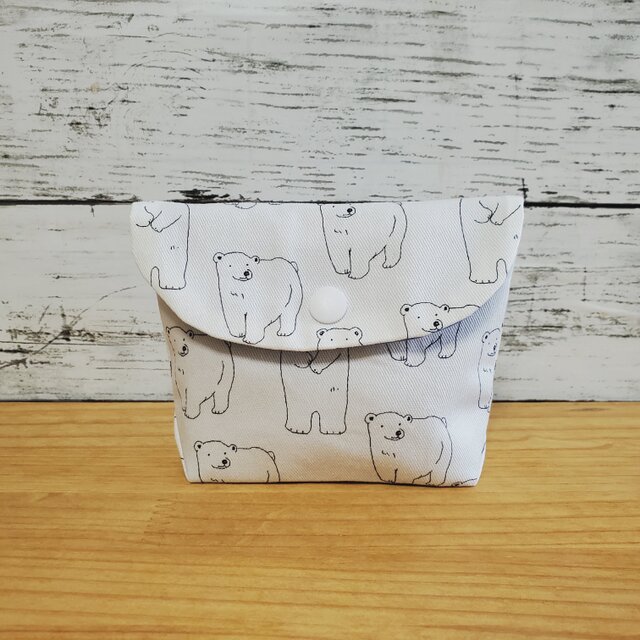 シロクマ柄の小さなポーチ