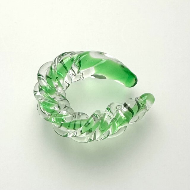 煌めく流水のガラスイヤーカフ