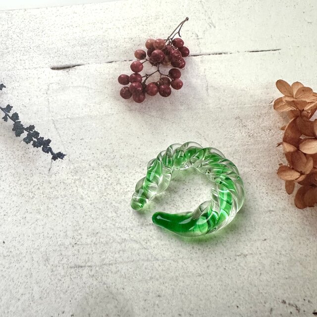 煌めく流水のガラスイヤーカフ | iichi 日々の暮らしを心地よくする