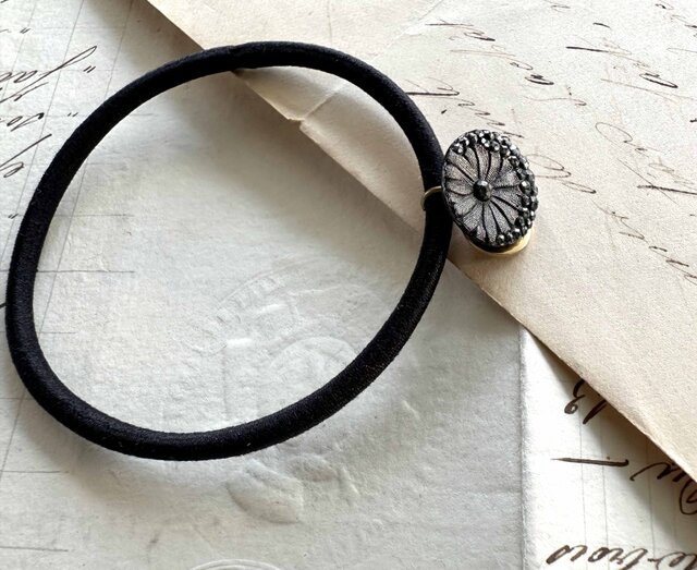 アンティークラスターボタンヘアゴム／グレーラスター：花＆ポツポツ