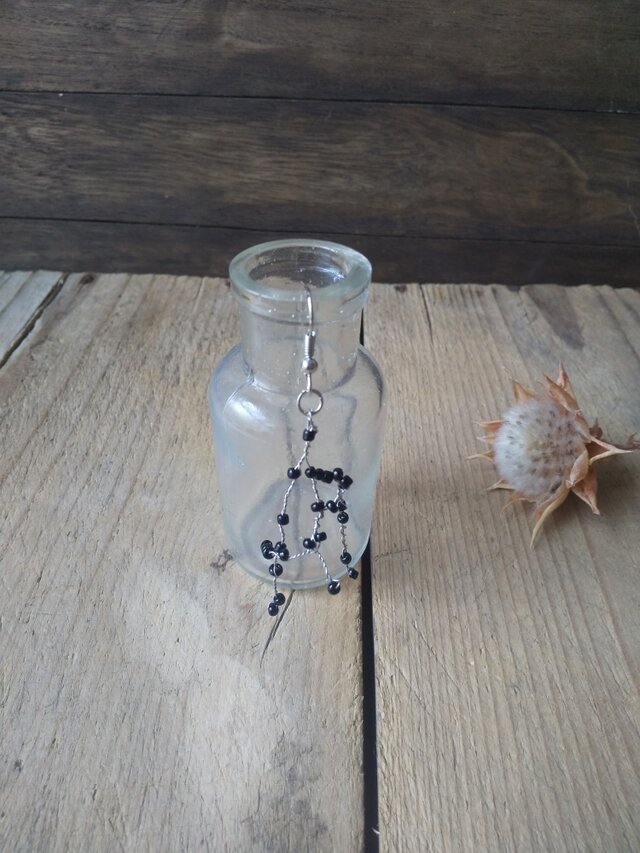 ブラックビーズのハリガネピアス