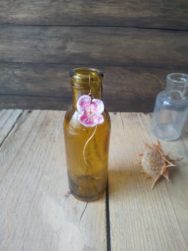 華やかすみれのキラキラ流れるピアス　