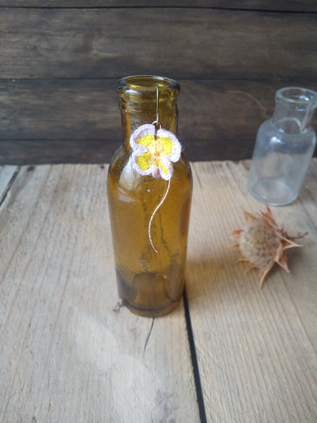 華やかすみれのキラキラ流れるピアス　