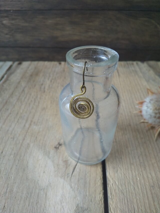 平らな真鍮の渦巻きピアス