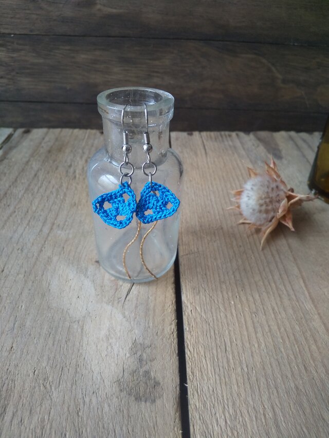 さんかくブルーのキラキラ流れるピアス　