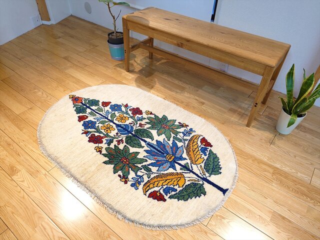 ペルシャ　ギャッベ　玄関　小判型　92×62　アイボリー　花瓶　花 ペルシャ ギャッベ 玄関 小判型 92×62 アイボリー 花瓶 花