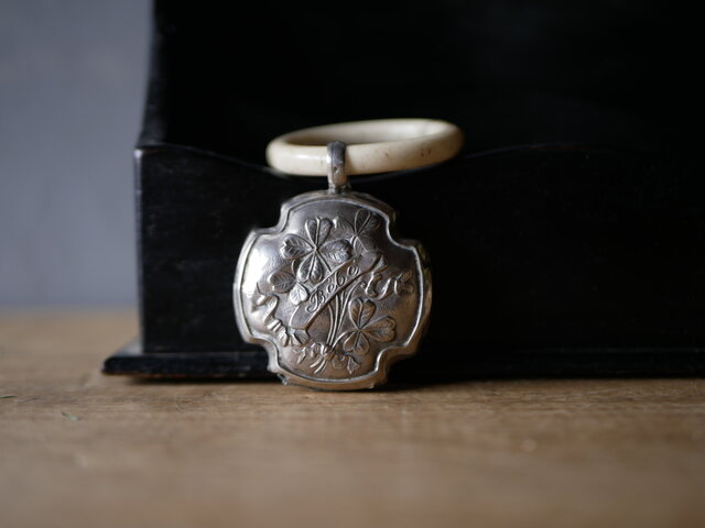 フランスアンティーク　シルバー　銀製　すずらん　ラトル　ガラガラ シルバーラトル 四つ葉 ベビーラトル 純銀 がらがら フランス