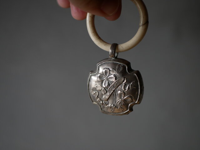 フランスアンティーク　シルバー　銀製　すずらん　ラトル　ガラガラ シルバーラトル 四つ葉 ベビーラトル 純銀 がらがら フランス