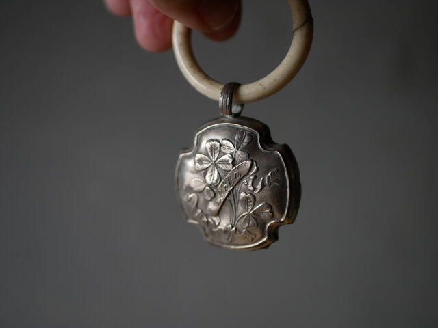 シルバーラトル 四つ葉 ベビーラトル 純銀 がらがら フランス