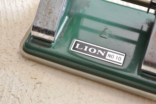 昭和レトロ LION 2穴パンチ 閉じ穴あけ ステイショナリー | iichi