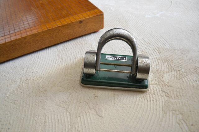 昭和レトロ LION 2穴パンチ 閉じ穴あけ ステイショナリー | iichi