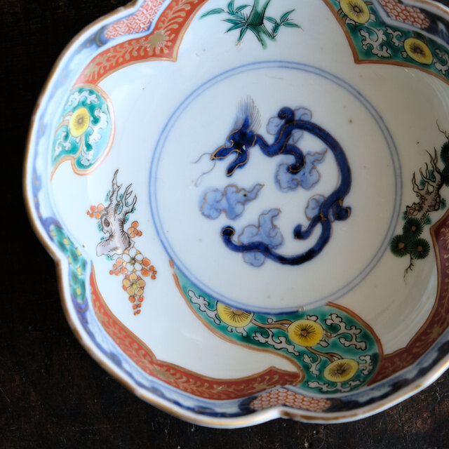 花形で可愛い◇見込みに龍。伊万里 染錦金彩花形大膾皿 松竹梅 蝶々 波