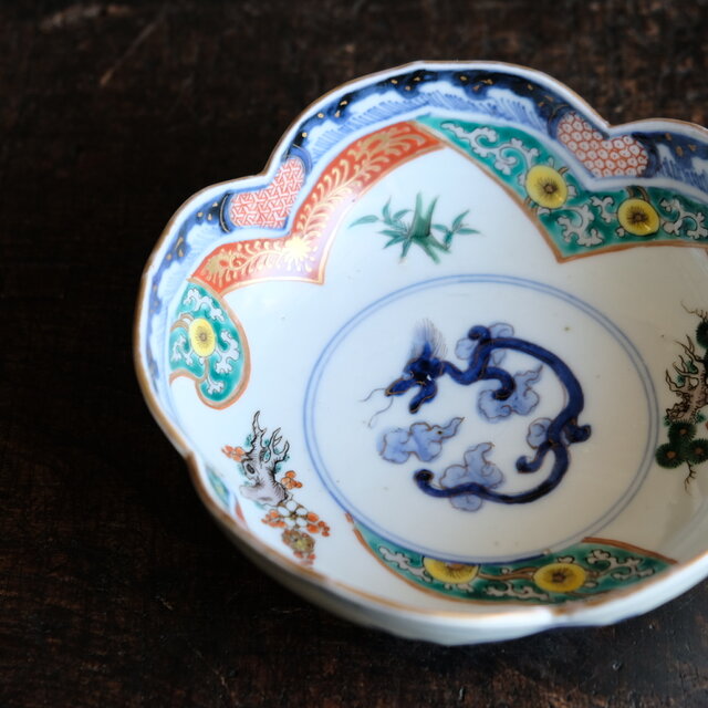 花形で可愛い◇見込みに龍。伊万里 染錦金彩花形大膾皿 松竹梅 蝶々 波