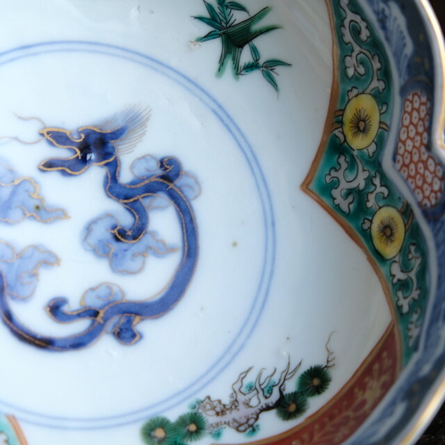 花形で可愛い◇見込みに龍。伊万里 染錦金彩花形大膾皿 松竹梅 蝶々 波