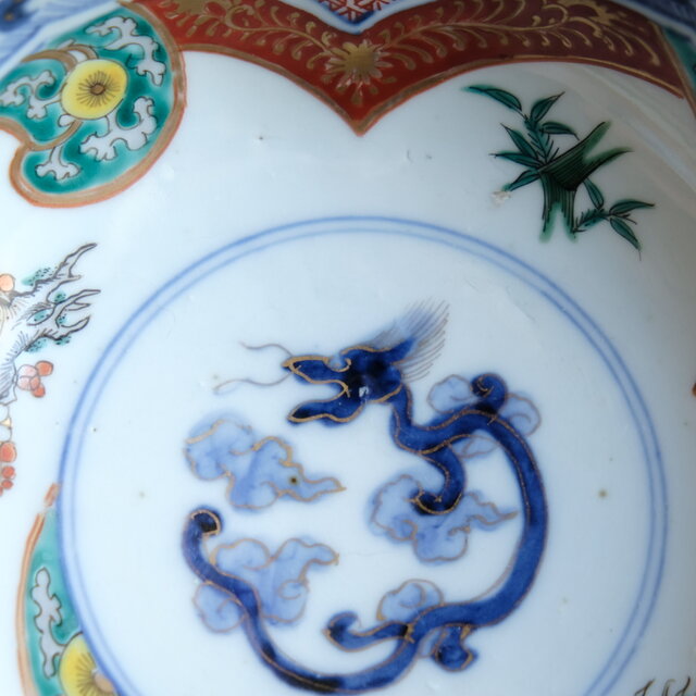 花形で可愛い◇見込みに龍。伊万里 染錦金彩花形大膾皿 松竹梅 蝶々 波
