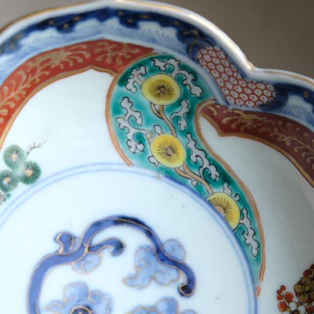 花形で可愛い◇見込みに龍。伊万里 染錦金彩花形大膾皿 松竹梅 蝶々 波