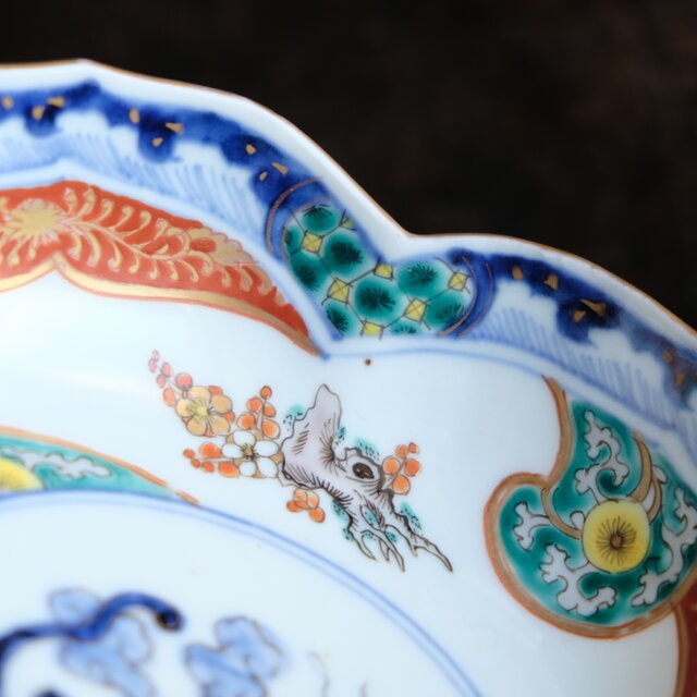 花形で可愛い◇見込みに龍。伊万里 染錦金彩花形大膾皿 松竹梅 蝶々 波