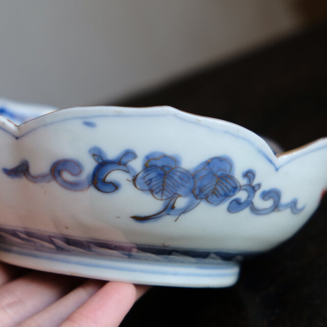 花形で可愛い◇見込みに龍。伊万里 染錦金彩花形大膾皿 松竹梅 蝶々 波