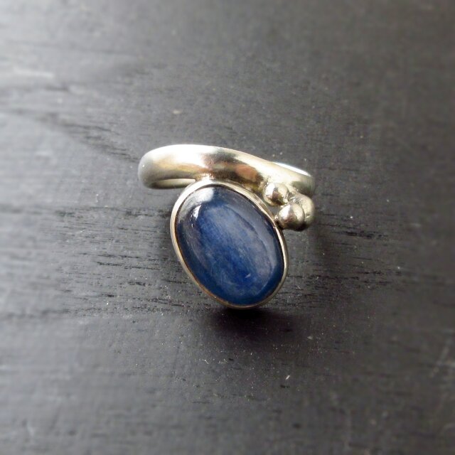 青の煌めき・静かな輝きのカイヤナイト・シンプルデザインのシルバーリング