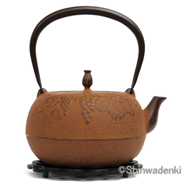 お取り寄せ】南部鉄器 鉄瓶 姥口葡萄 錆色 鉄蓋 1.8L 内面素焼き・酸化