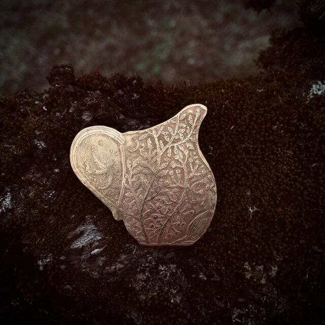 ブローチ「水差し」