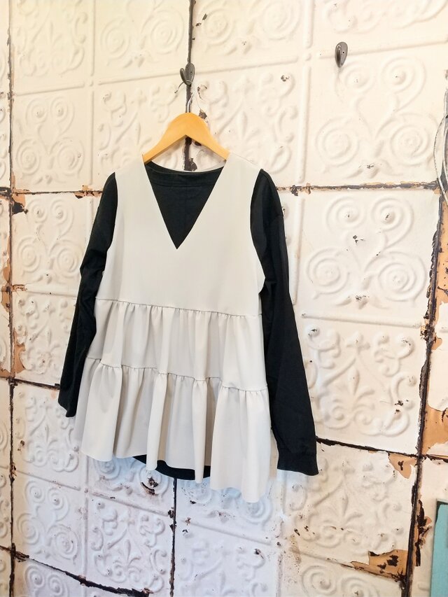 Vネックティアードベスト