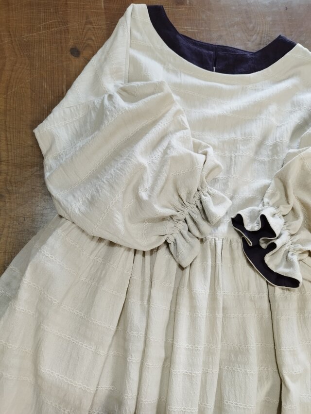 バイカラーのワンピース（グレージュ×パープル）