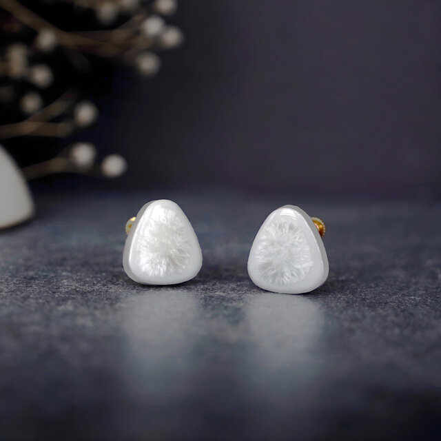 T-250  美濃焼 ヴィンテージのタイル　結晶釉　ピアス / イヤリング【 裏面レザー加工 】ホワイト