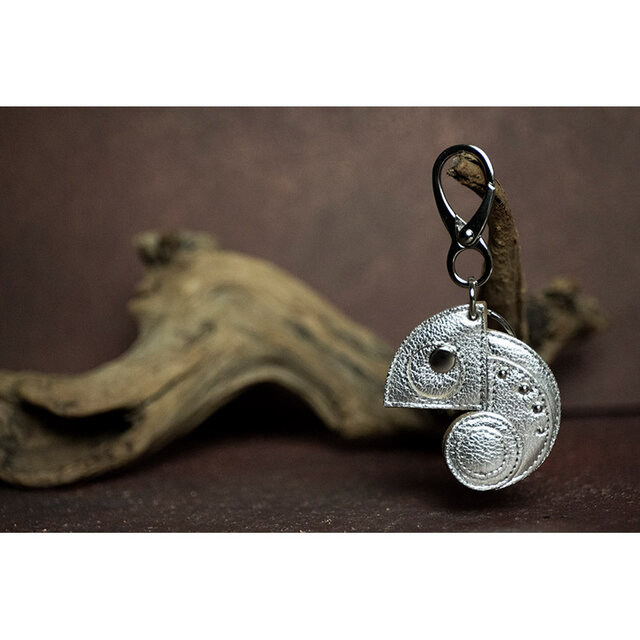 カメレオン デザイン / ヤギ革 キーホルダー ( スモール / シルバー )