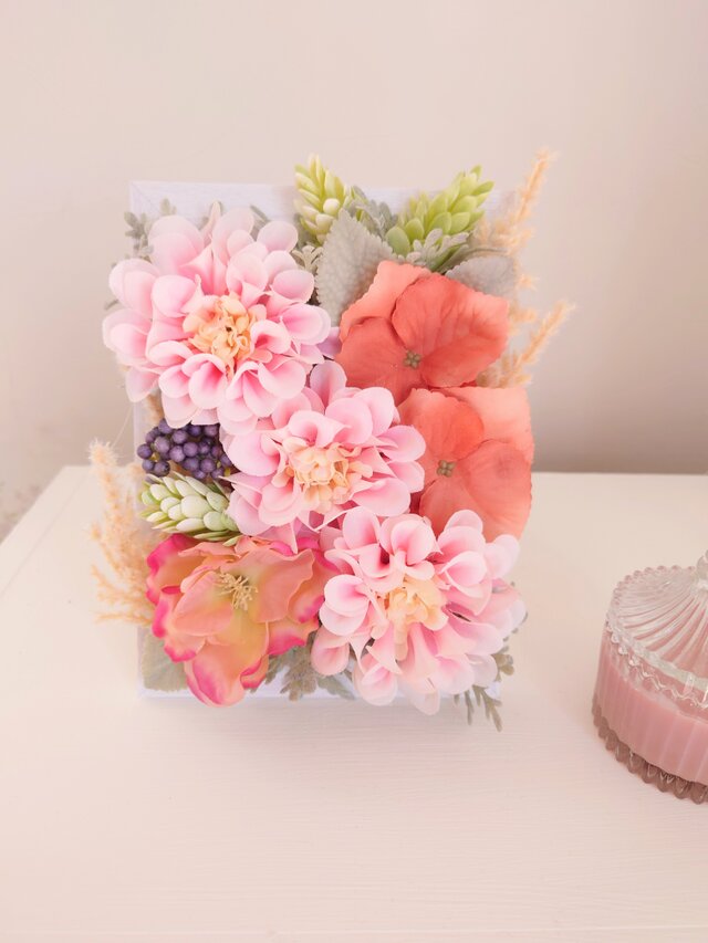 大きなダリアと小花の木彫ホワイトフレームアート