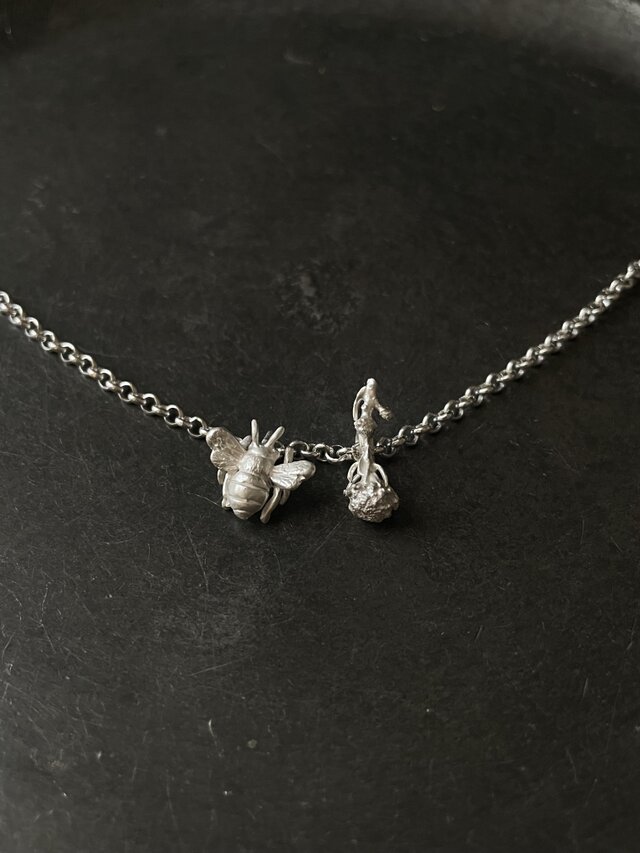 花と蜂〜シルバーブレスレット | iichi 日々の暮らしを心地よくする