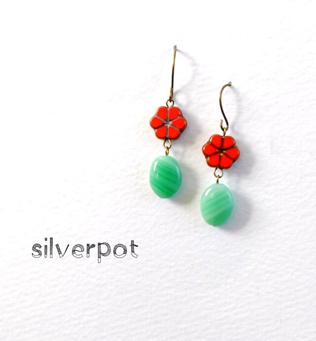 A99 オレンジのレトロフラワーとミントグリーンのアンティークピアス（パーツ変更可能）