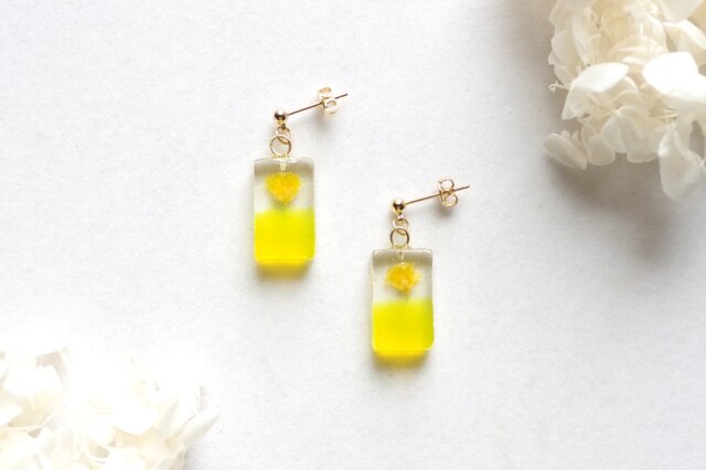 レジンアート 長方形のピアス〈一輪の花・イエロー〉 | iichi 日々の
