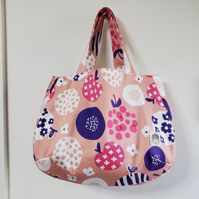 普段使いのマチたっぷりトートバッグ　北欧 フルーツ柄