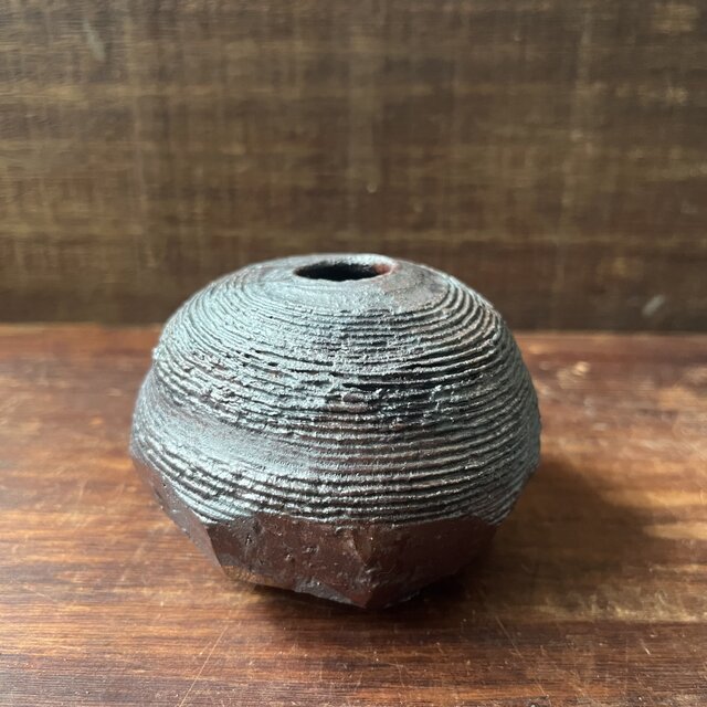 花器　鉄釉　削ぎ落とし櫛目紋