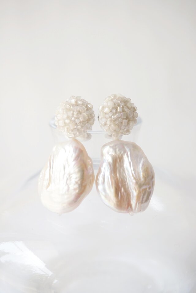 【 kiira,baroque pearl】アンティークビーズ手刺繍ピアス