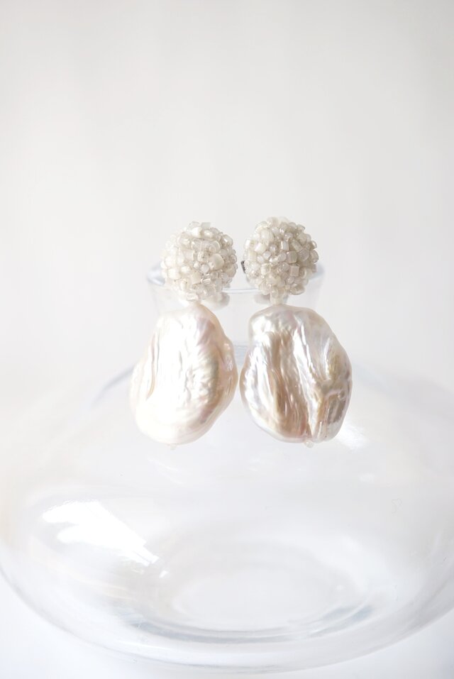 kiira,baroque pearl】アンティークビーズ手刺繍ピアス | iichi 日々の