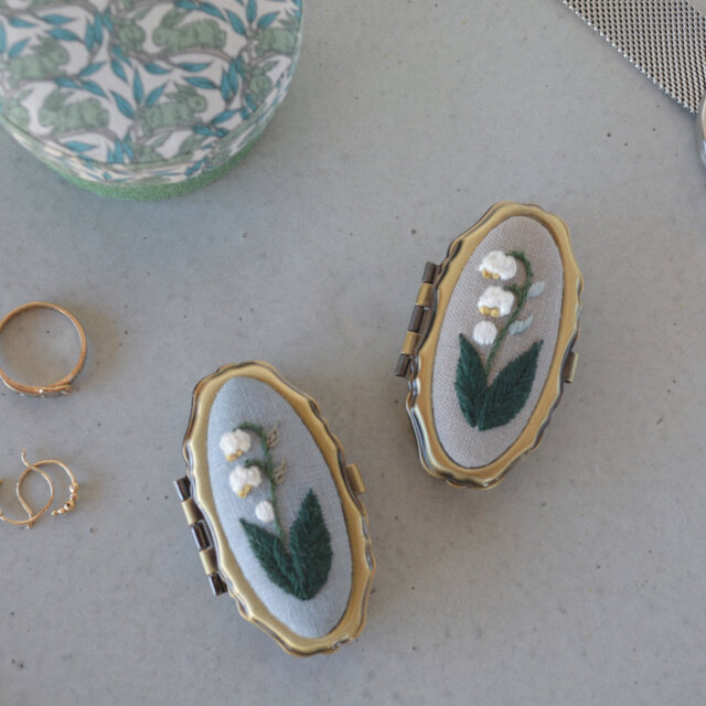 ふんわり　すずらん　刺繍　ピルケース アッシュブルーまたはグレーベージュ