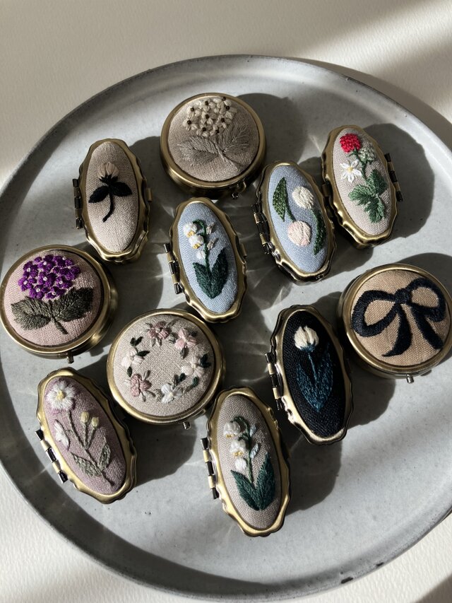 ふんわり すずらん 刺繍 ピルケース アッシュブルーまたはグレー