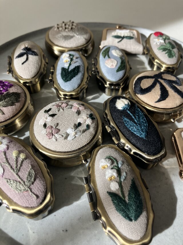 ふんわり すずらん 刺繍 ピルケース アッシュブルーまたはグレー