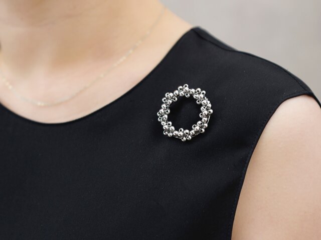 ブローチ・S（M／Lに変更可能）】シルバーの実 リース（ステンレス