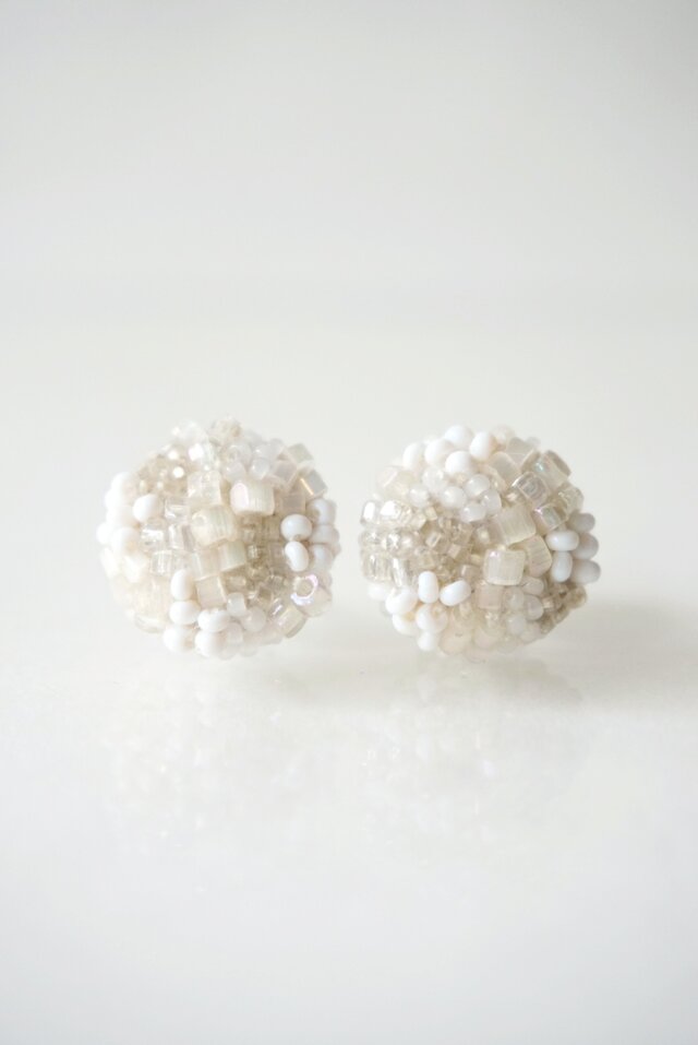 【 mosaica,gray-01】アンティークビーズ手刺繍ピアス