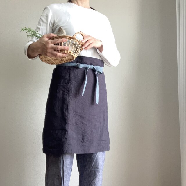 肌馴染みの良いふっくらととろむ厚みのカフェエプロン　腰紐バイカラー　ベルギーリネン２５番手　スチールグレー×腰紐サックス