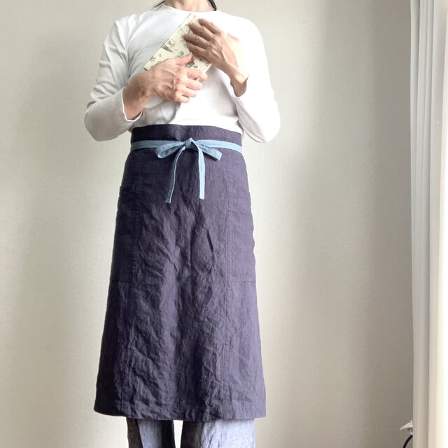 洗いこまれた自然な風合いのソムリエエプロン　腰紐バイカラー　ベルギーリネン２５番手　スチールグレー×腰紐サックス