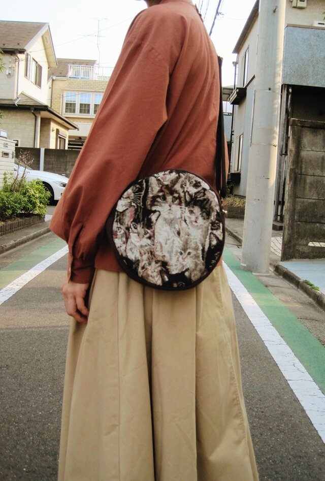 【猫づくし】ポシェットと木彫りのブローチ