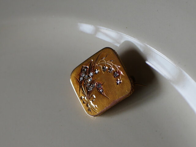 【フランス】1900年代 アンティークブローチ すずらん マザーオブパール 金色 フランス】1900年代 アンティークブローチ すずらん マザーオブパール 金色