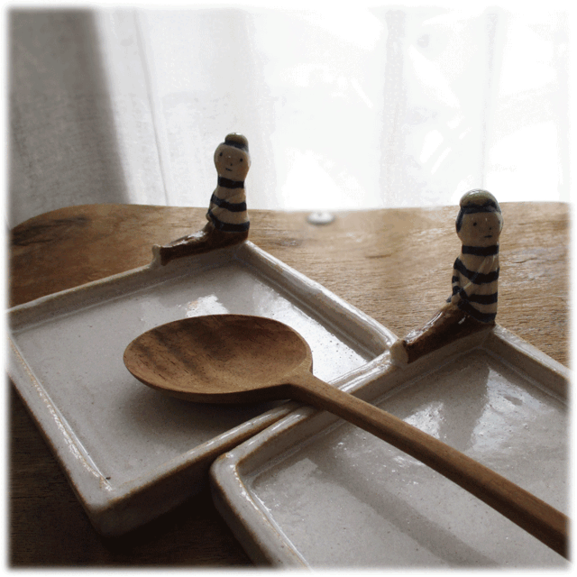 おかっぱさんの四角いお皿