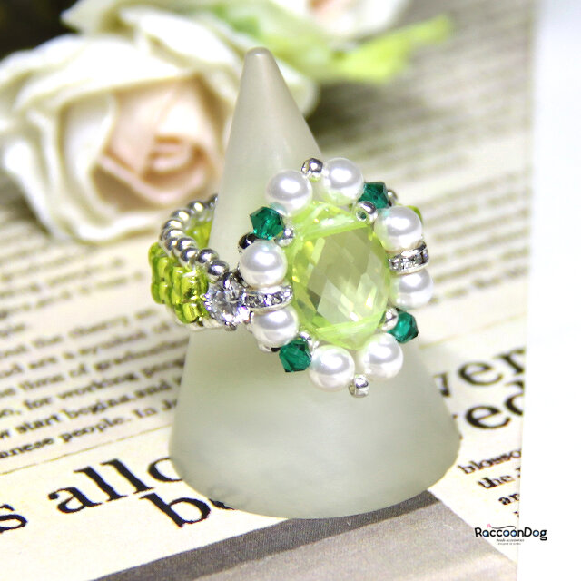 AAA ランクのキュービックジルコニア・ペリドットリング（キュービックジルコニア/スワロ ビーズリング）