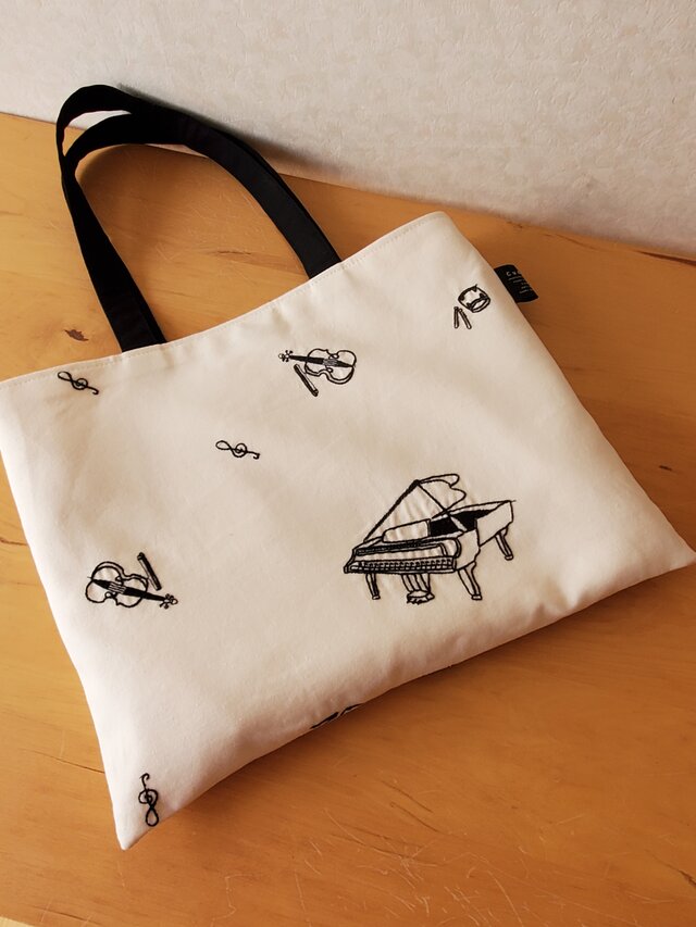 黒色の刺繍のぺったんこトート（肩掛け）