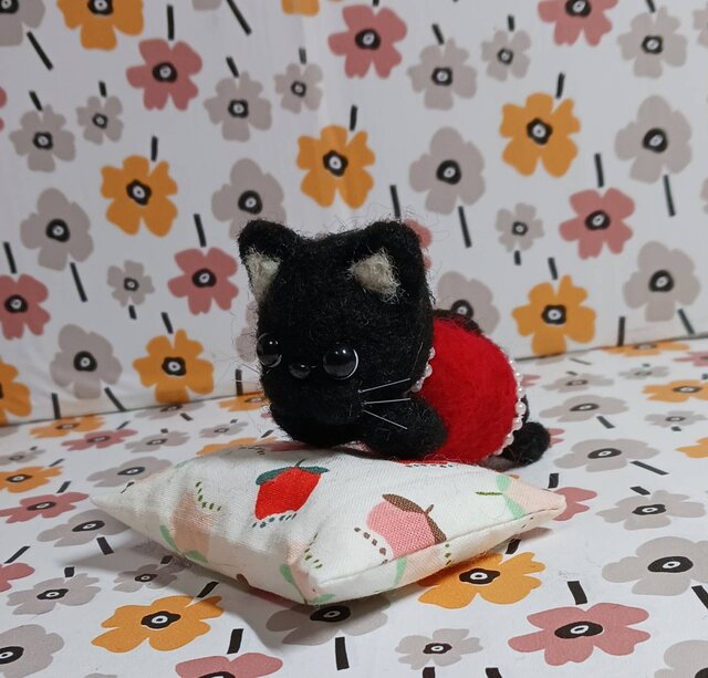 ひまわり様　demodeeチャーム　赤いリボンの 子　黒猫ちゃん付 リボン黒猫の選べるハート♡赤♡あみぐるみ - くろねこROOM